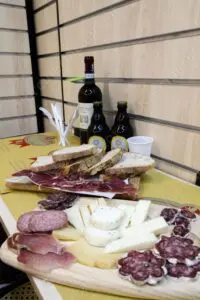 tagliere di salumi e formaggi norcineria laudani verticali