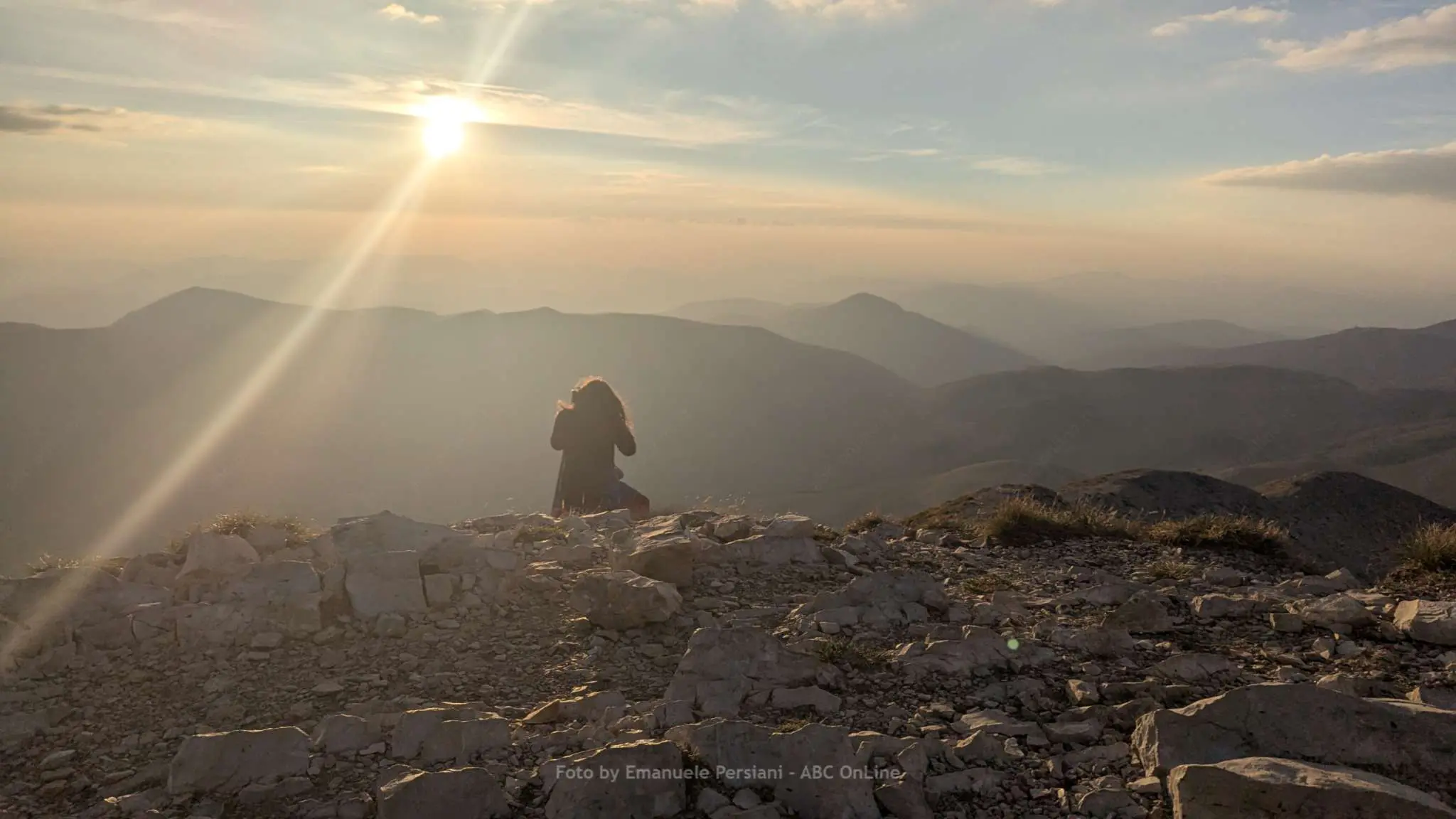 20240824 cima del redentore con ragazza al tramonto sopra la valnerina