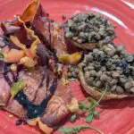 piatti ristorante guaita sant eutizio prosciutto croccante con crostini di lenticchie