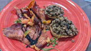 piatti ristorante guaita sant eutizio prosciutto croccante con crostini di lenticchie