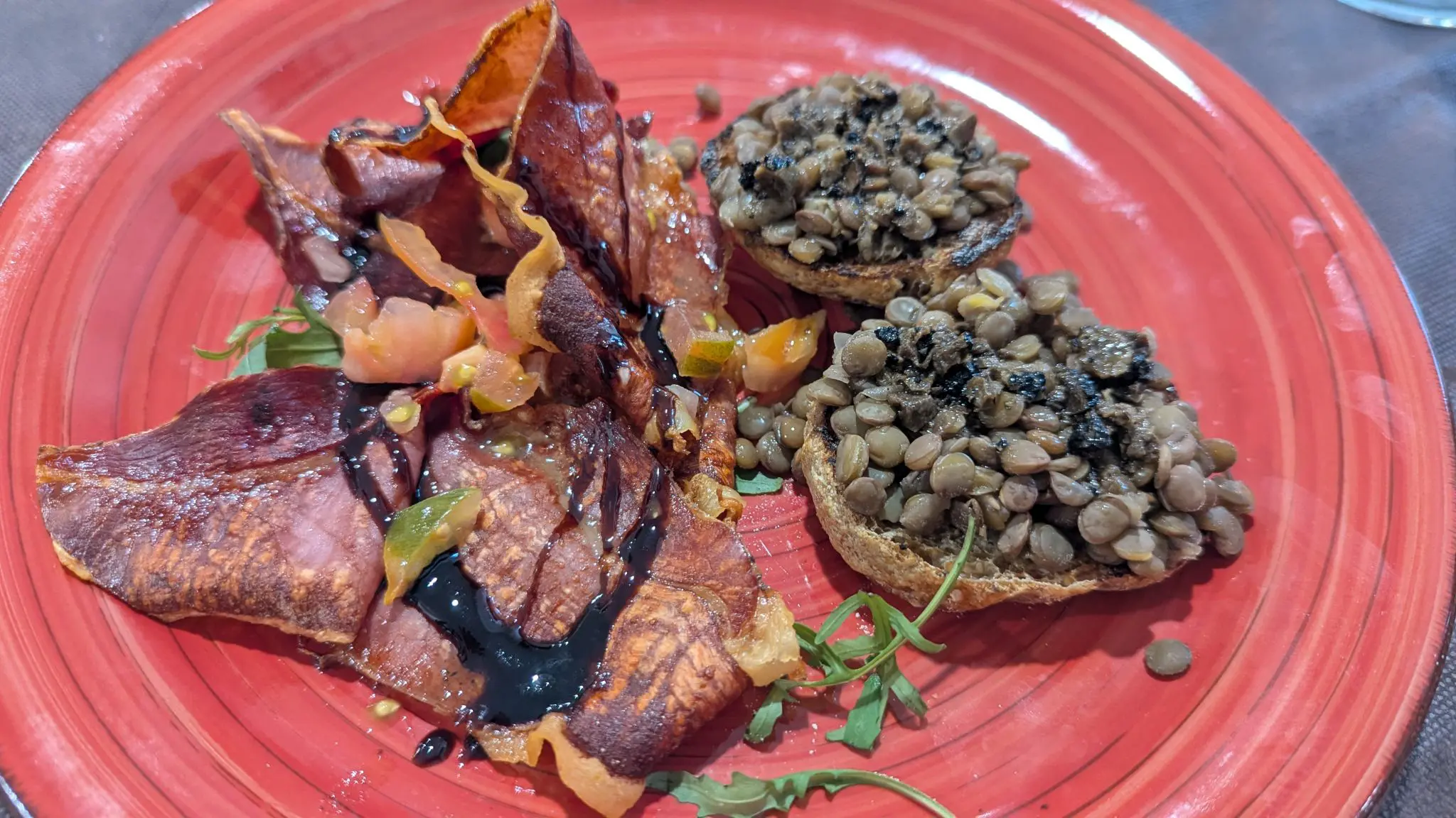 piatti ristorante guaita sant eutizio prosciutto croccante con crostini di lenticchie