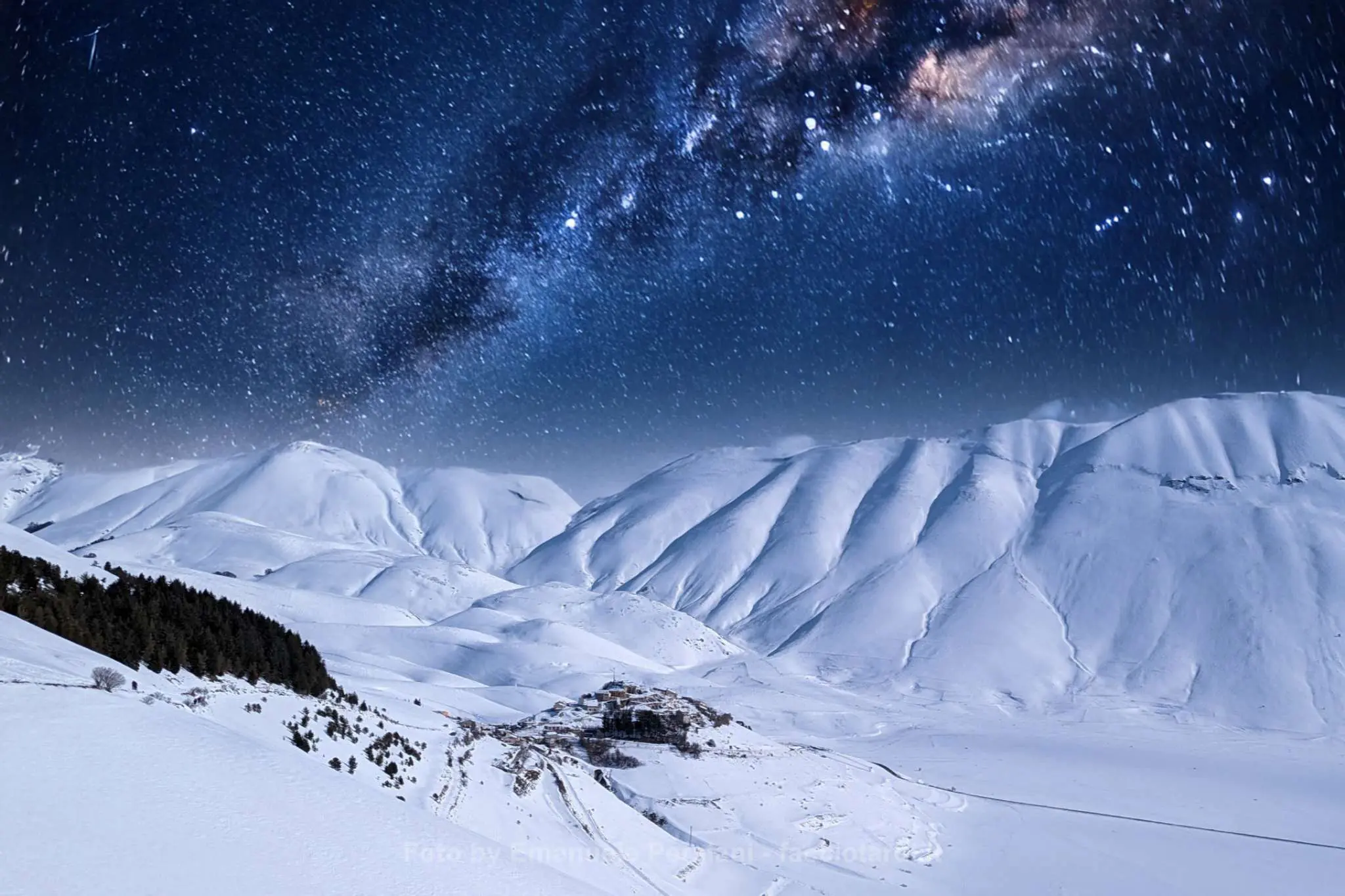 panorama notturno a castelluccio di Norcia con neve