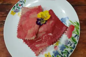 ravioli dolci su tavolo di legno