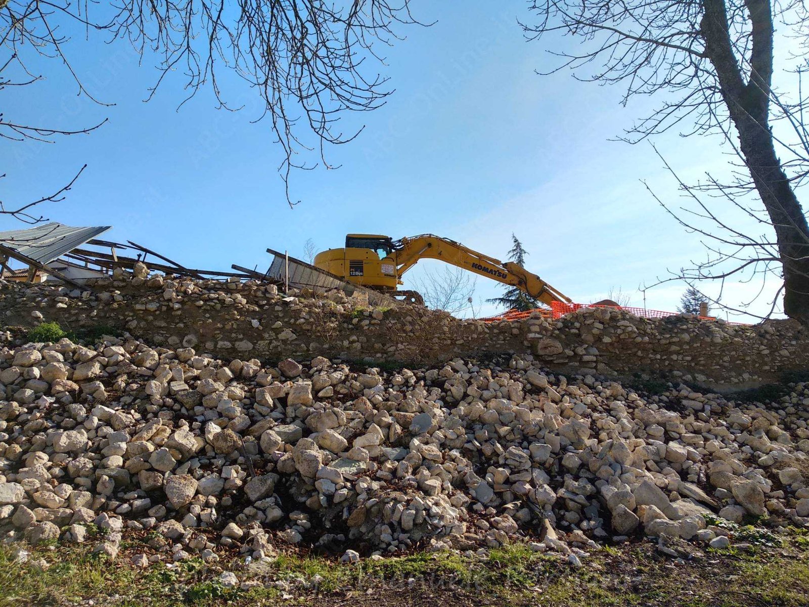 ruspa macerie terremoto sassi