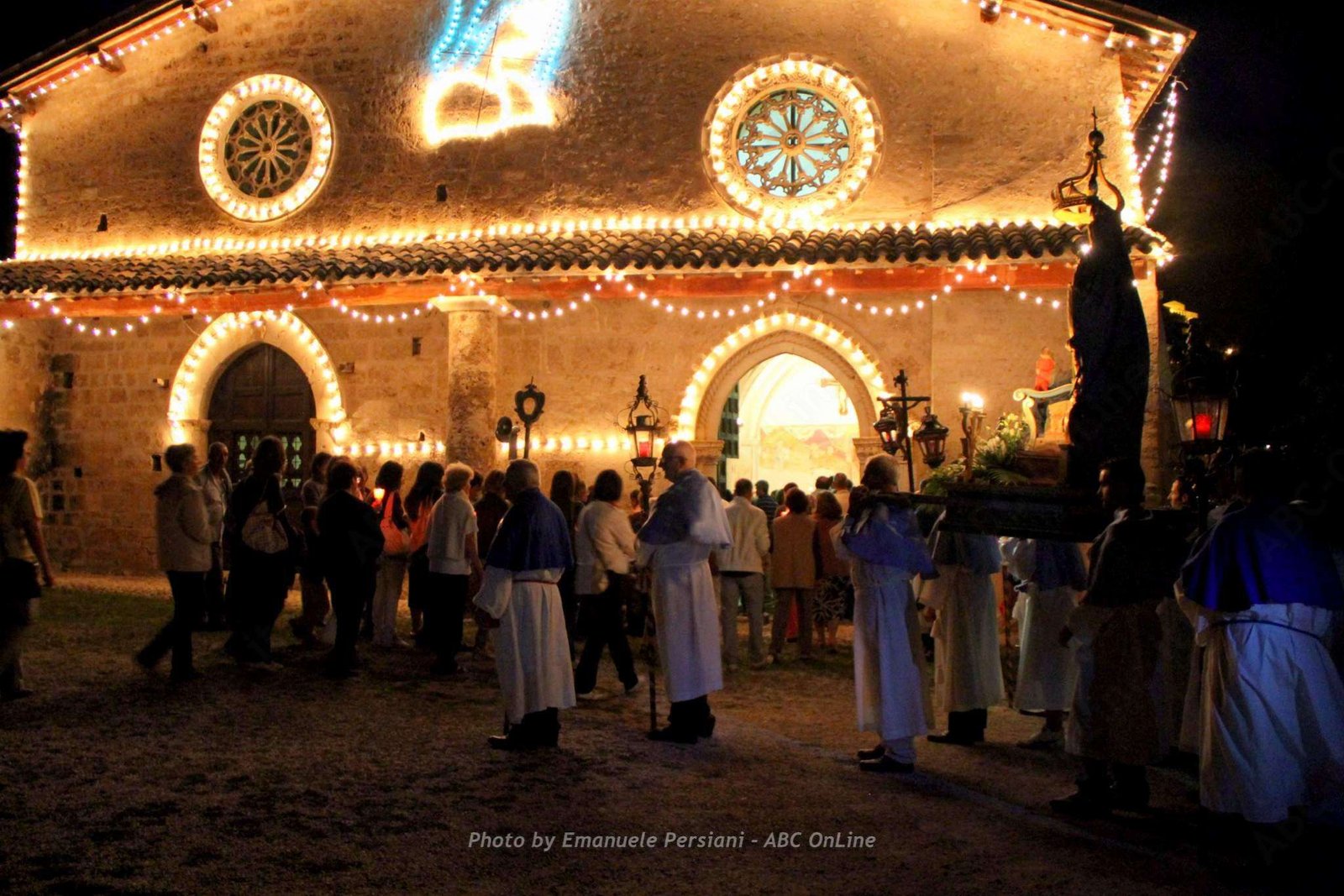 processione davanti chiesa san salvatore