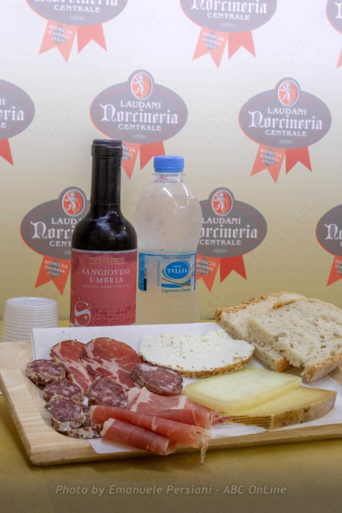 tagliere di salumi con vino e formaggi con prosciutto