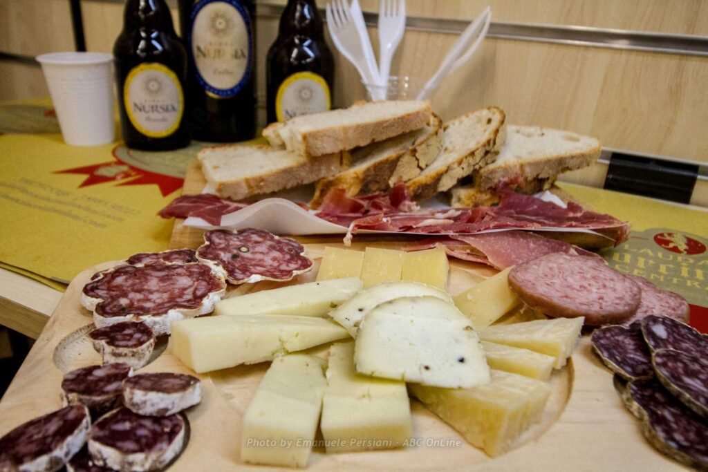tagliere di salumi e formaggi norcineria laudani con birra nursia