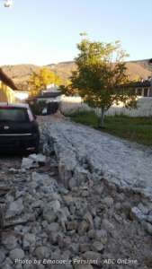 muro di recinzione caduto che occupa il manto stradale a Norcia - dopo il 30 ottobre 2016