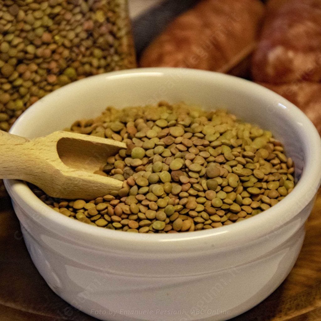 lenticchia in ciotola con salsicce