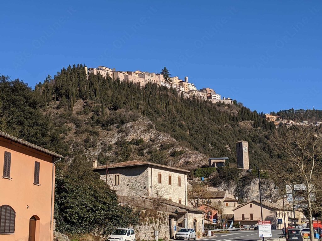 paese cerreto di spoleto da borgo