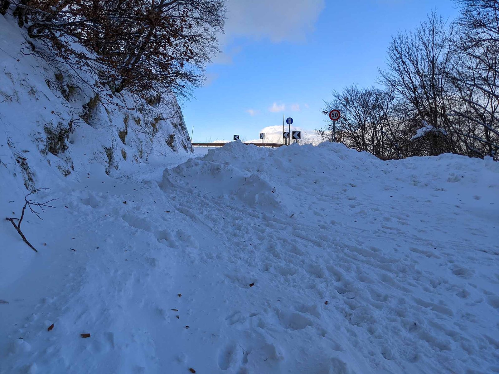 Lo spazzaneve chiude le strade Forca Canapine