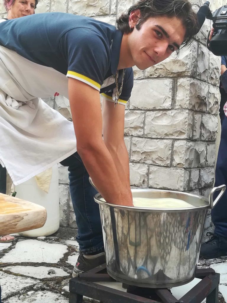 Giovani greci a Vallo di Nera per apprendere l’arte casearia
