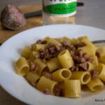 piatto di pasta e ciauscolo varnelli con bottiglia