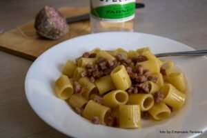 piatto di pasta e ciauscolo varnelli con bottiglia