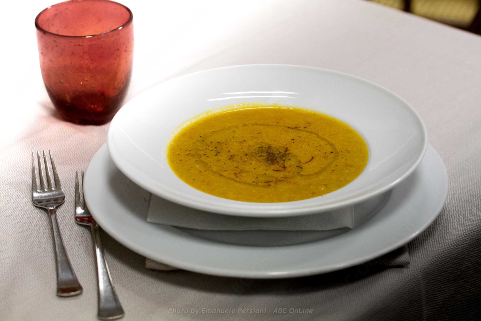 ristorante ilcaminettocascia tavolo con piatto di doppia zuppa di farro e ceci con lo zafferano di cascia