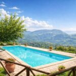 foto panoramica piscina in valnerina agriturismo santa serena